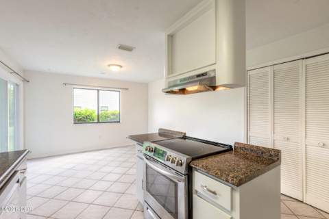 100 Kingbird Circle #7, Daytona Beach FL - photo 7 of 28