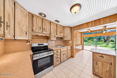 118 Palm Drive, Daytona Beach FL - photo 7 of 27