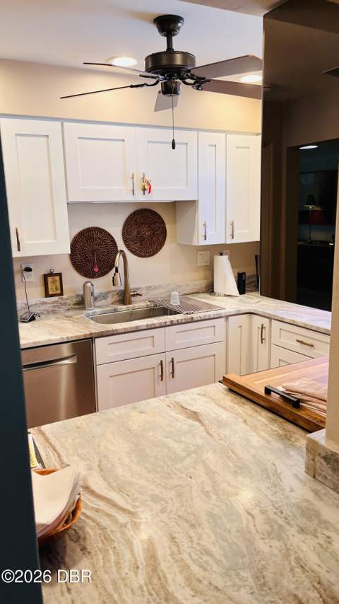 527 S Peninsula Avenue, New Smyrna Beach FL - photo 6 of 24