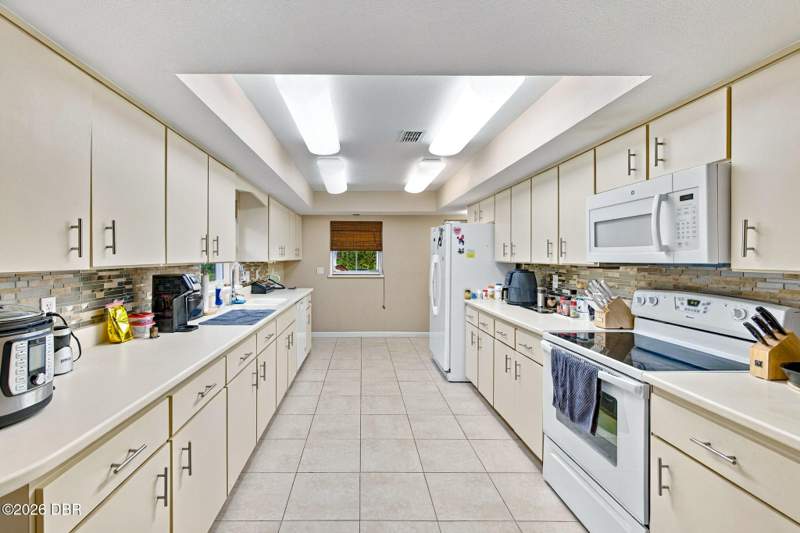 3 bedroom Single Family Residence at 107 N Cory Drive, Not on the List, Edgewater — photo 5