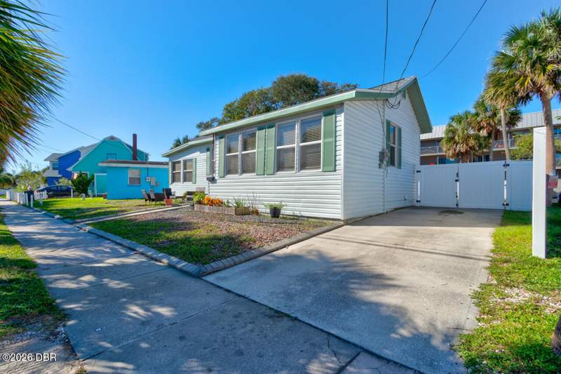 2 bedroom Single Family Residence at 110 S Hollywood Avenue, Kittrell, Daytona Beach — photo 3