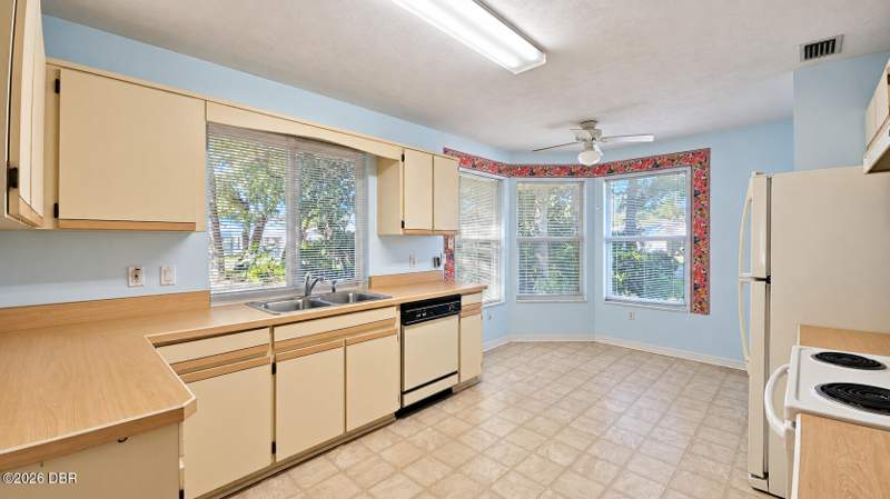 2 bedroom Single Family Residence at 115 Circling Wood Court, Summer Trees, Port Orange — photo 4