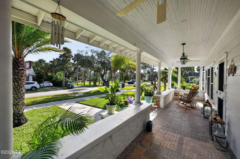 7 bedroom Single Family Residence at 933 N Oleander Avenue, Daytona Beach, Daytona Beach — photo 2