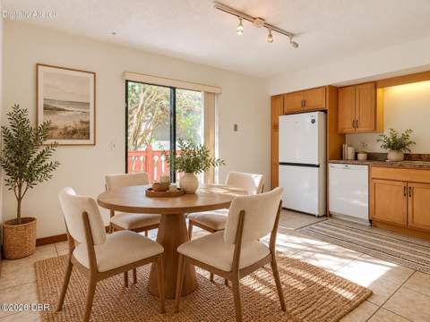 2066 Oak Meadow Circle, South Daytona FL - photo 9 of 35