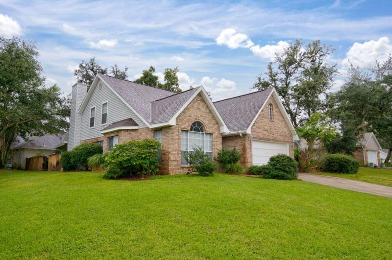 3 bedroom Detached Single Family at 2812 Lee Trevino Court, Lake Pointe, Shalimar — photo 2
