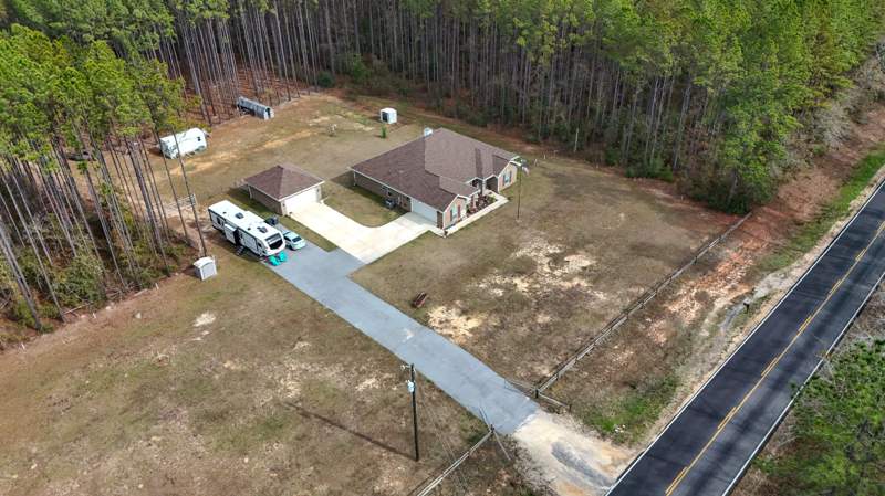 4 bedroom Detached Single Family at 1836 Williams Road, Metes and Bounds, DeFuniak Springs — photo 2