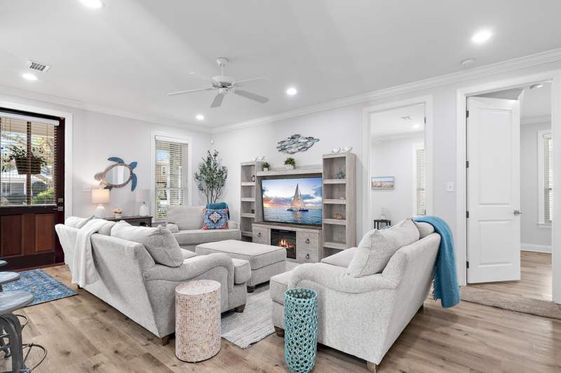 3 bedroom Detached Single Family at 2047 Crystal Lake Drive, Crystal Lake, Miramar Beach — photo 2