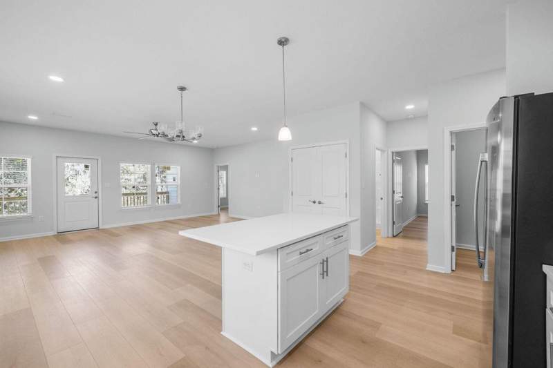 4 bedroom Detached Single Family at 72 Riverwalk Circle, Riverwalk Ph I, Freeport — photo 4