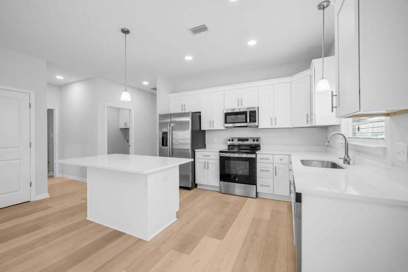 4 bedroom Detached Single Family at 72 Riverwalk Circle, Riverwalk Ph I, Freeport — photo 2