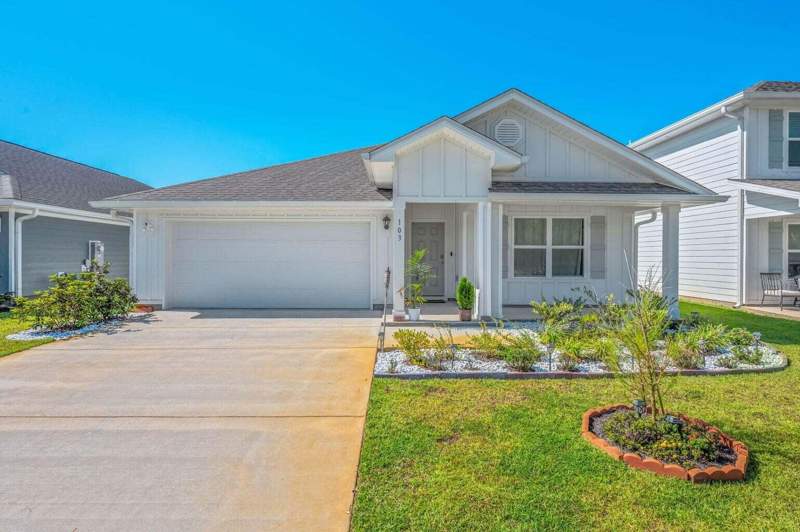 4 bedroom Detached Single Family at 103 Riverwalk Circle, Riverwalk Ph I, Freeport — photo 2