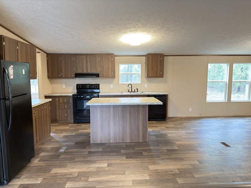 4 bedroom Mobile Home at 268 E Violet Lane, Oakwood Hills Unit 3, DeFuniak Springs — photo 3
