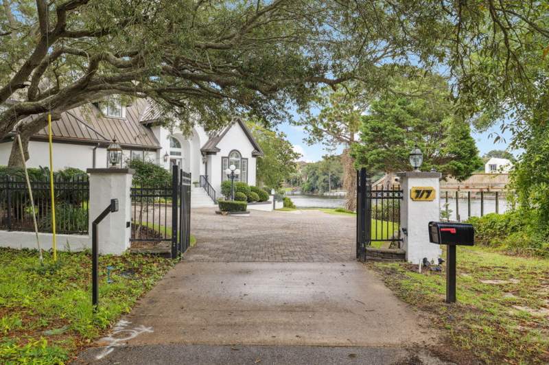 4 bedroom Detached Single Family at 717 6th Street, Kellys Addn To Destin, Destin — photo 2