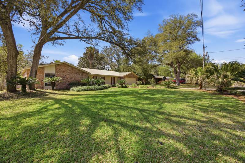 4 bedroom Detached Single Family at 157 Country Club Road, Lake Lorraine Estates 1, Shalimar — photo 3