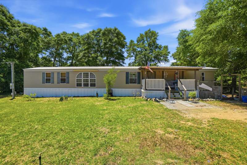 3 bedroom Mobile Home at 12 E Royal Palm Avenue, Oakwood Hills Unit 1, DeFuniak Springs — photo 2