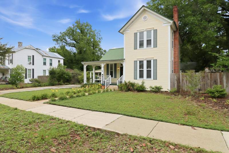 3 bedroom Detached Single Family at 98 E Live Oak Avenue, Town of Defuniak Springs, DeFuniak Springs — photo 1