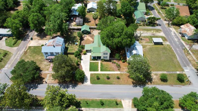 3 bedroom Detached Single Family at 98 E Live Oak Avenue, Town of Defuniak Springs, DeFuniak Springs — photo 2