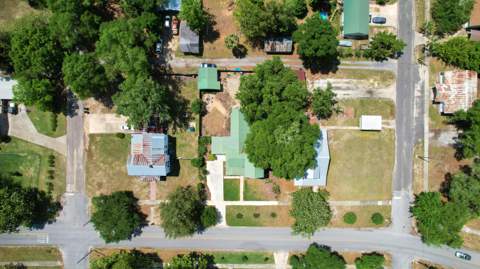 98 E Live Oak Avenue, DeFuniak Springs FL - photo 7 of 44