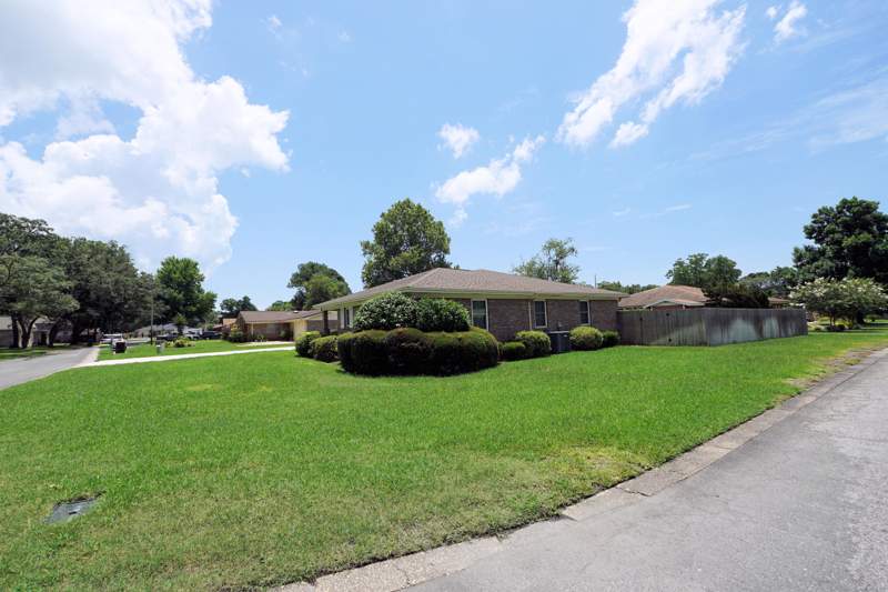 4 bedroom Detached Single Family at 208 Dumaine Court, Chateauguay 2, Fort Walton Beach — photo 3