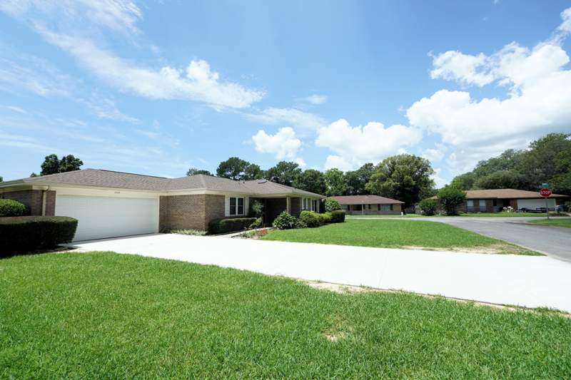 4 bedroom Detached Single Family at 208 Dumaine Court, Chateauguay 2, Fort Walton Beach — photo 4