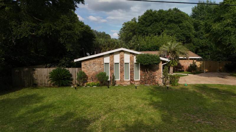 4 bedroom Detached Single Family at 610 NE Country Club Avenue, Country Club Estates, Fort Walton Beach — photo 4
