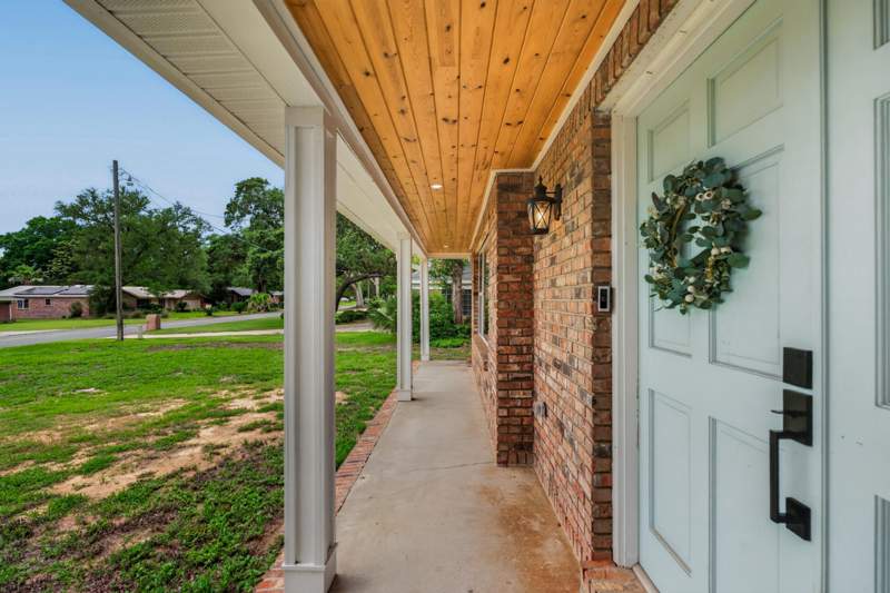 4 bedroom Detached Single Family at 154 Country Club Road, LAKE LORRAINE ESTATES 1, Shalimar — photo 4