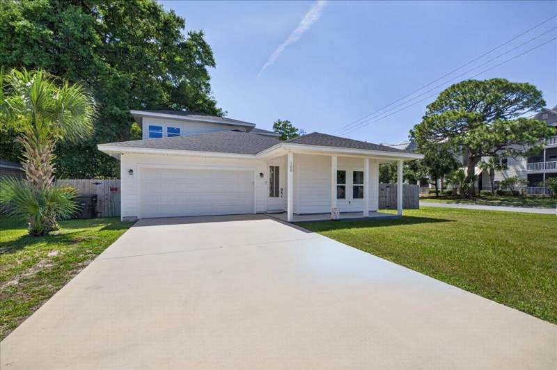 4 bedroom Detached Single Family at 100 SE Carson Drive, Brooks Addn To Fort Walton Beach, Fort Walton Beach — photo 3