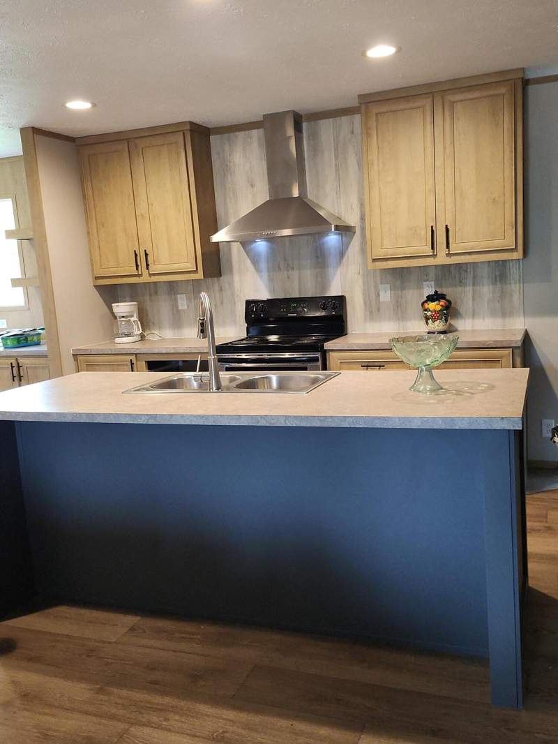3 bedroom Mobile Home at 212 W Juniper Avenue, Oakwood Hills, DeFuniak Springs — photo 3
