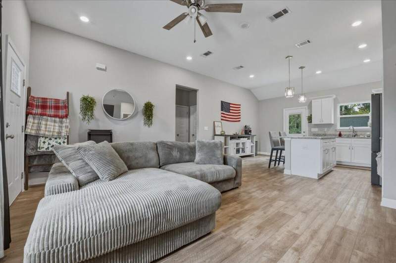 3 bedroom Detached Single Family at 3103 Pinot Way, Majestic Oaks Vineyard, Crestview — photo 4