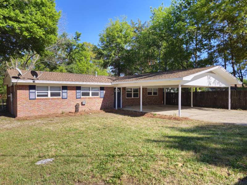 5 bedroom Detached Single Family at 101 Blaylock Street, Crestview, Crestview — photo 2