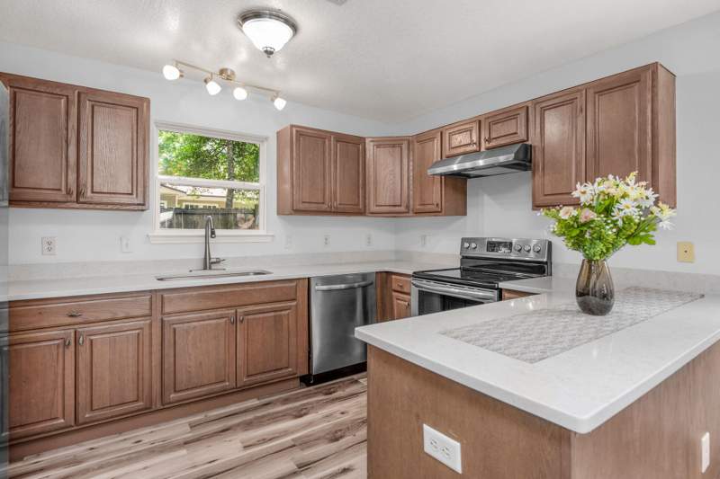 3 bedroom Detached Single Family at 609 E Edney Avenue, Morris Addn To Crestview, Crestview — photo 3
