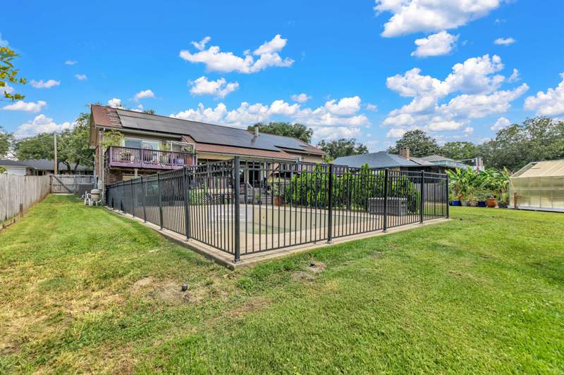 6 bedroom Detached Single Family at 37 Country Club Road, Lake Lorraine Estates, Shalimar — photo 3
