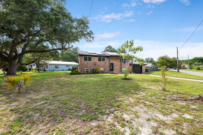 5 bedroom Detached Single Family at 102 NW Robinwood Drive, Bel-Air S/D Lot 10 Blk 6, Fort Walton Beach — photo 4
