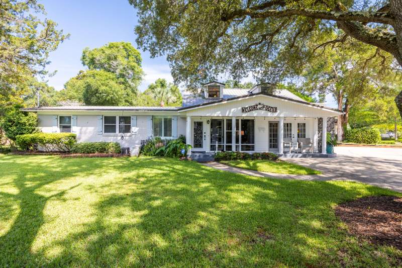 4 bedroom Detached Single Family at 2 NE Bay Drive, Elliotts Point 4th Addn, Fort Walton Beach — photo 2