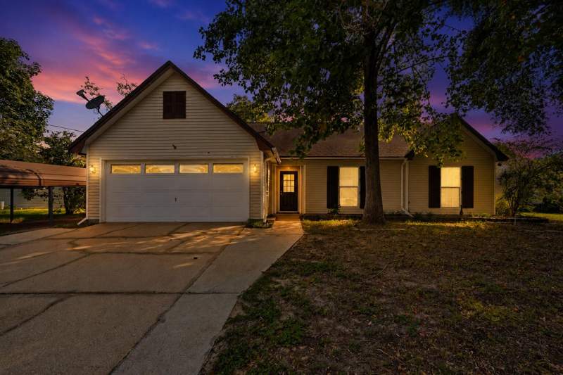 4 bedroom Detached Single Family at 104 Hollow Cove, Beaver Creek Ph 1, Crestview — photo 2