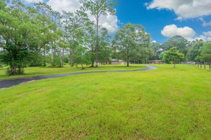6 bedroom Detached Single Family at 6127 Barnes Road, Oakcrest F & G Plat 4, Crestview — photo 5