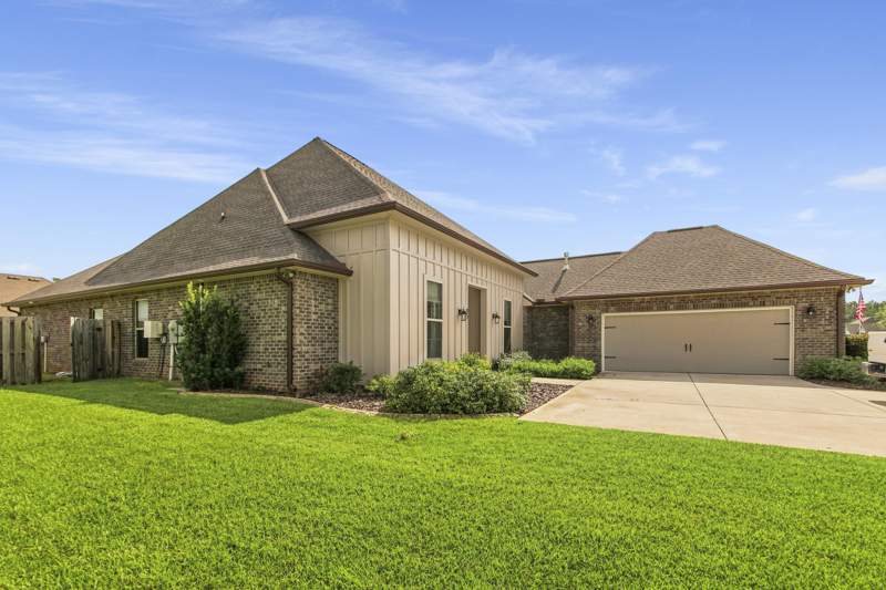 4 bedroom Detached Single Family at 97 Campfire Cove, Hammock Bay The Trails, Freeport — photo 2