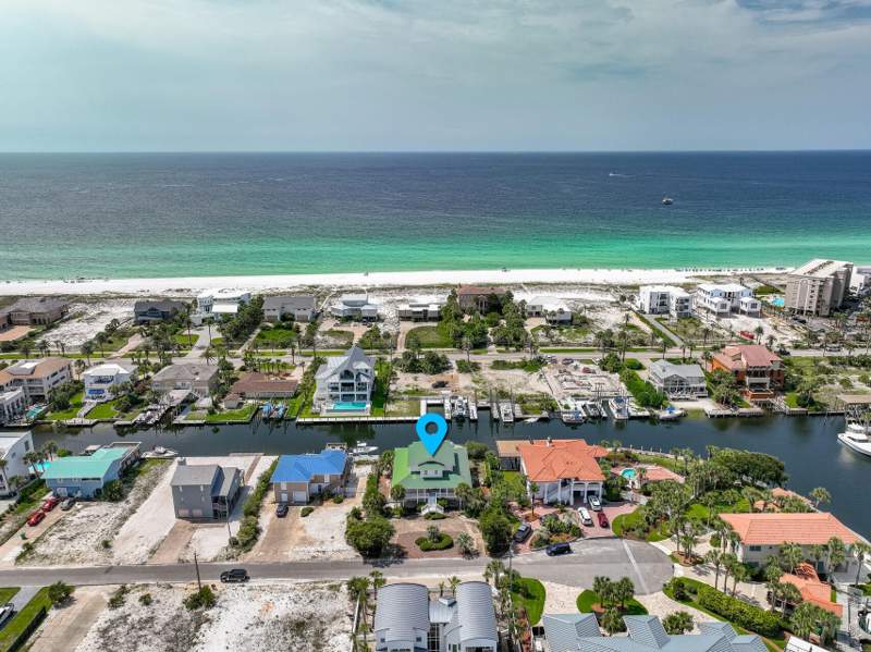 4 bedroom Detached Single Family at 604 Magnolia Drive, Holiday Isle, Destin — photo 2