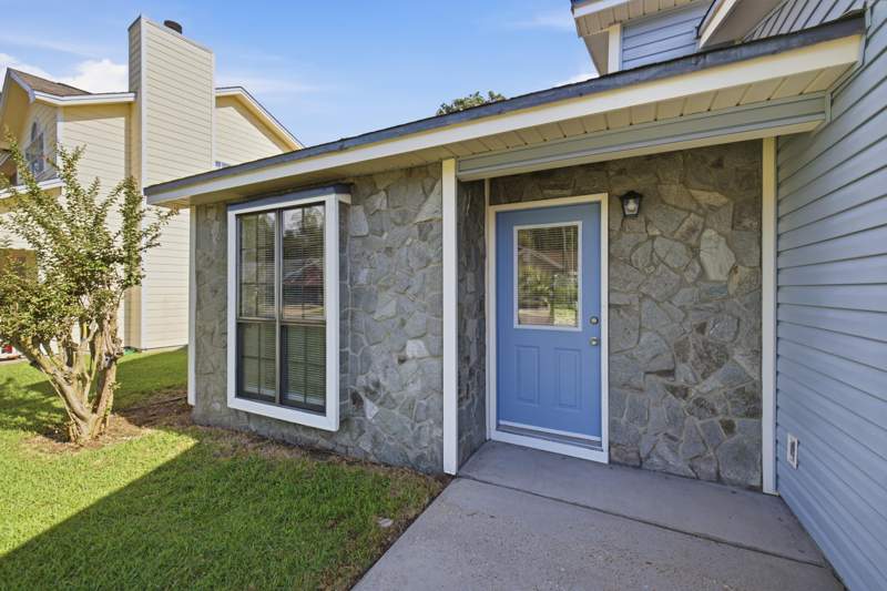 3 bedroom Detached Single Family at 109 Crystal Lake Lane, Crystal Lake Estates, Valparaiso — photo 2