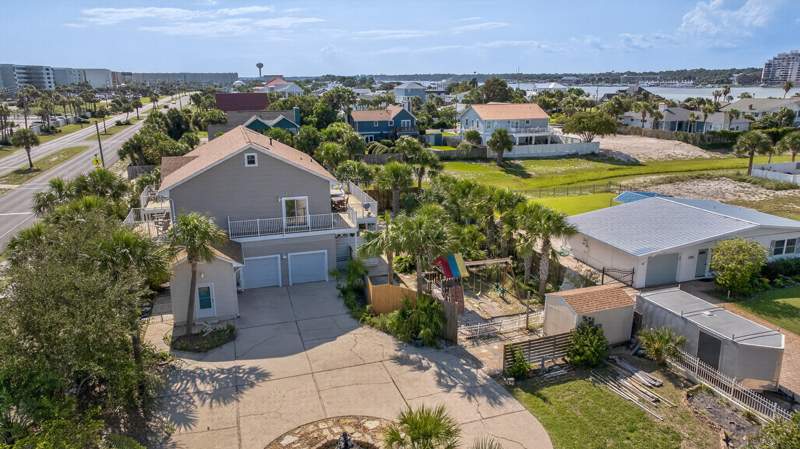 5 bedroom Detached Single Family at 631 Pelican Drive, Santa Rosa Island, Fort Walton Beach — photo 2