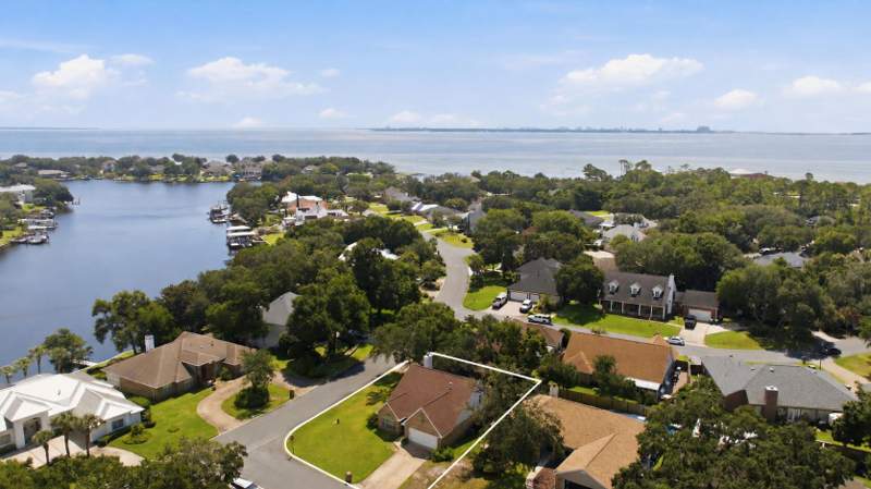 3 bedroom Detached Single Family at 2812 Lee Trevino Court, Lake Pointe, Shalimar — photo 3