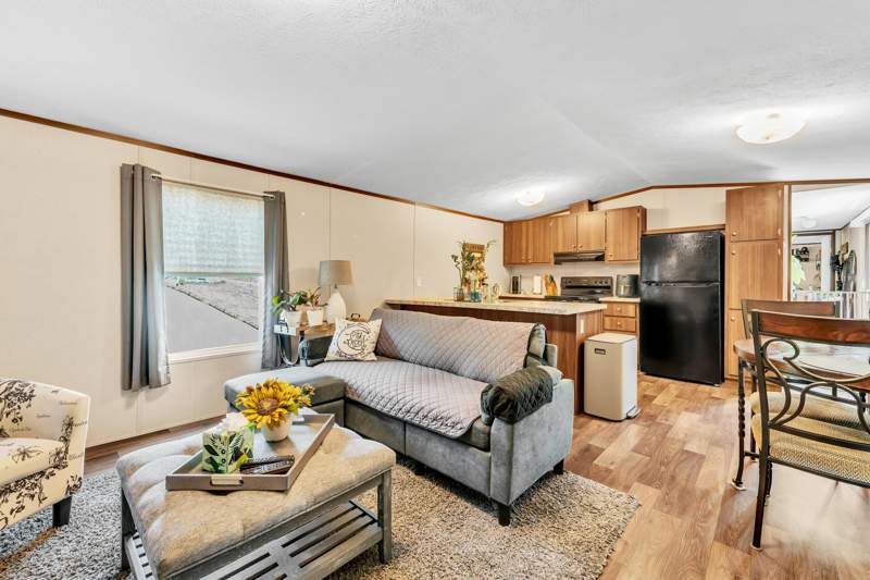 3 bedroom Mobile Home at 12 Candy Lane, Oakwood Hills, DeFuniak Springs — photo 3