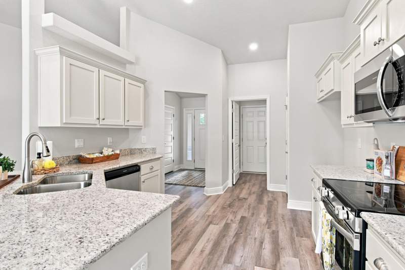 4 bedroom Detached Single Family at 5908 Silvercrest Boulevard, Silvercrest, Crestview — photo 2