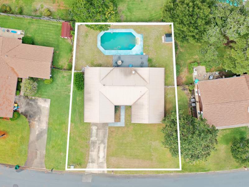 4 bedroom Detached Single Family at 10 Pebble Beach Drive, Lake Lorraine Estates 3, Shalimar — photo 2