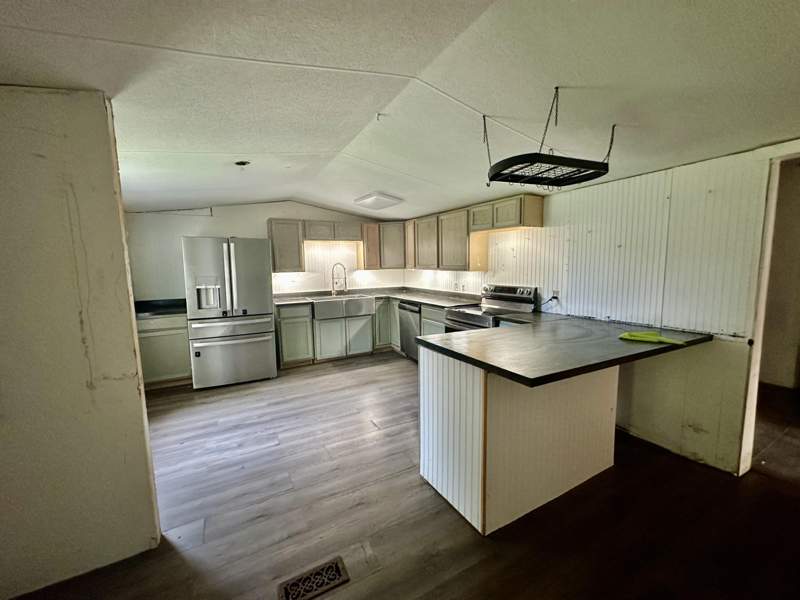 6 bedroom Mobile Home at 93 N Raphael Road, Oakwood Lakes Unit 7, DeFuniak Springs — photo 4