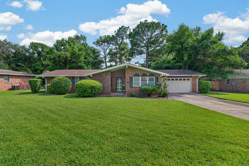 4 bedroom Detached Single Family at 30 Walnut Avenue, Poquito Bayou, Shalimar — photo 2