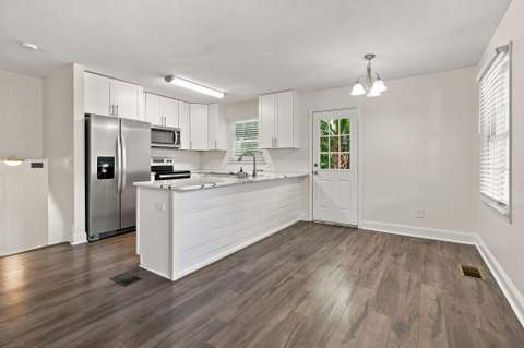 322 NW Leah Miller Drive, Fort Walton Beach FL - photo 8 of 39