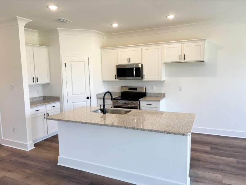 3 bedroom Detached Single Family at 5906 Luckenbach Lane, Houston Place, Crestview — photo 3
