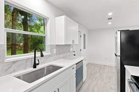 101 W Live Oak Avenue, DeFuniak Springs FL - photo 10 of 17