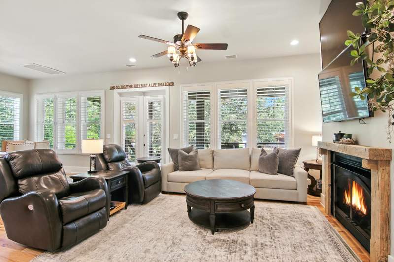 4 bedroom Detached Single Family at 400 Pitts Bayshore Drive, Twin Oaks 1st Addn, Freeport — photo 3
