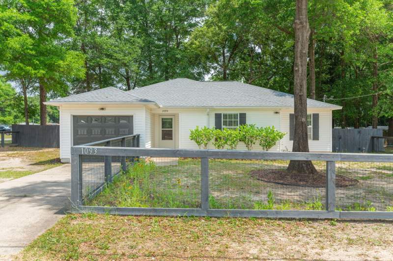 3 bedroom Detached Single Family at 1093 Farmer Street, Oakdale Mini Farms, Crestview — photo 2